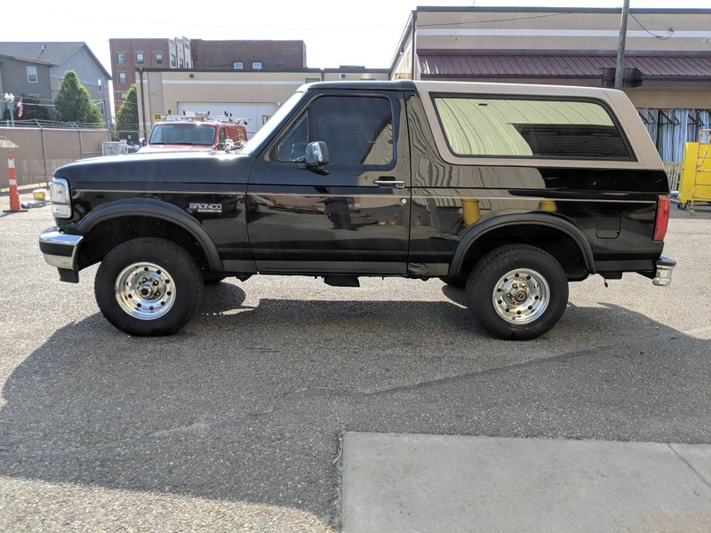 Illustration for article titled At $3,200, Could This 1996 Ford Bronco Eddie Bauer Edition Get You to Give a Buck?